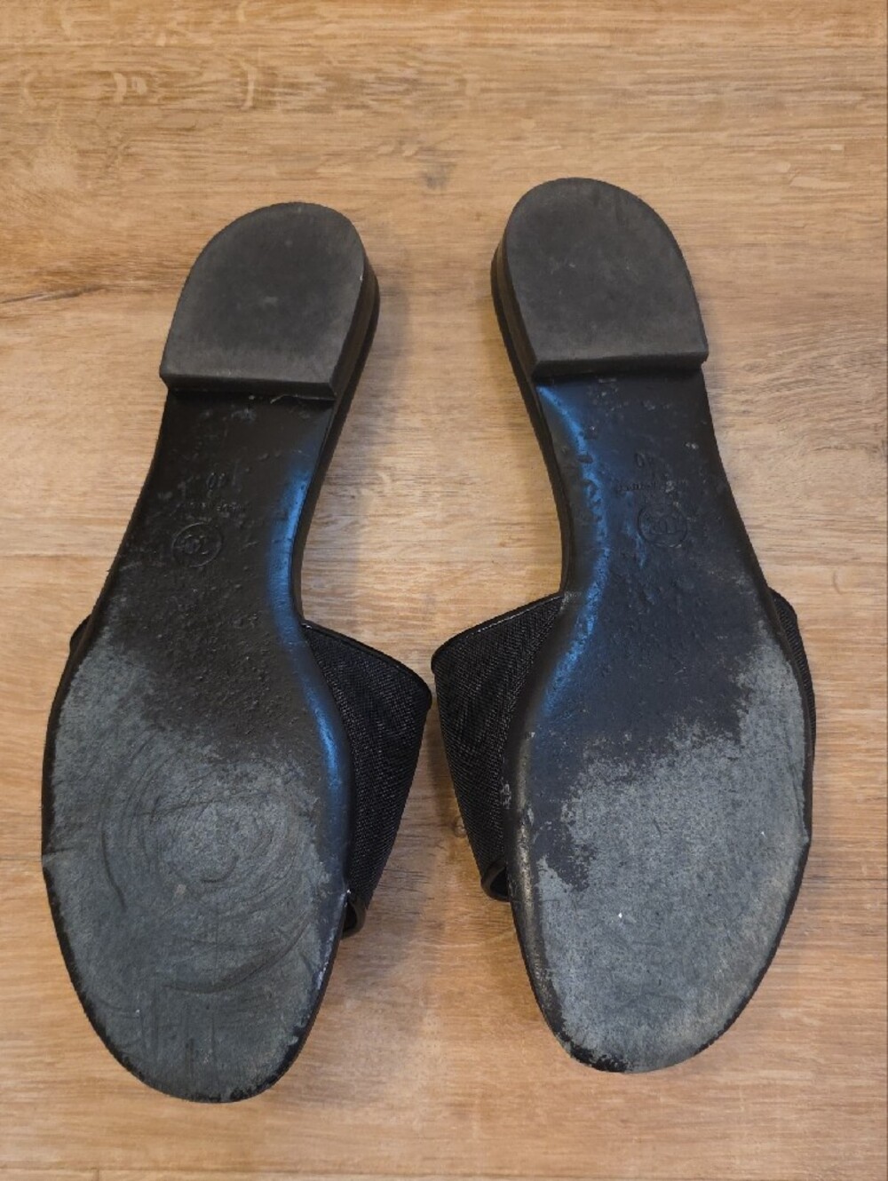 CHANEL Black Patent Logo Slide Sandals Sz 40 - Picture 4 of 6